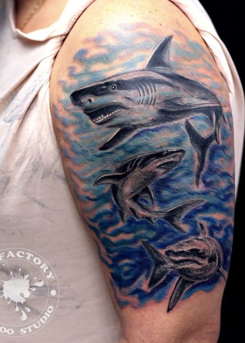 фото тату Стая акул в синем море