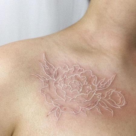 Женское белое татуировки цветок на ключице
