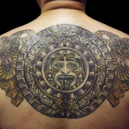 Мужское татуировки в стиле майя на спине