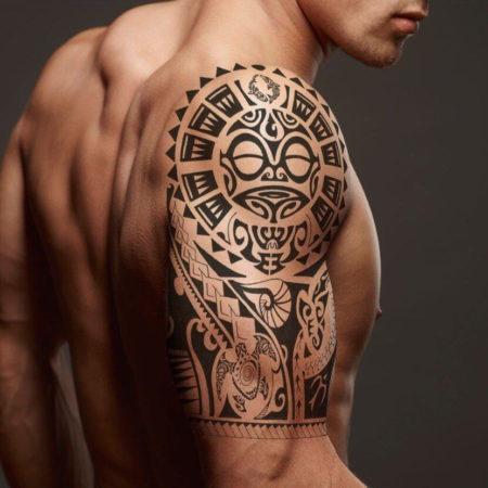 Мужское татуировки в стиле маори на плече