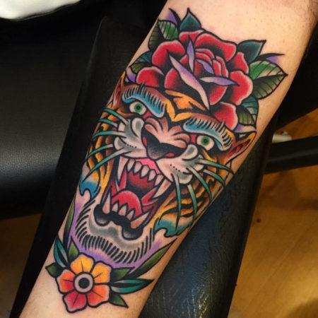 татуировки стиле Олд Скул на руке тигр и цветок
