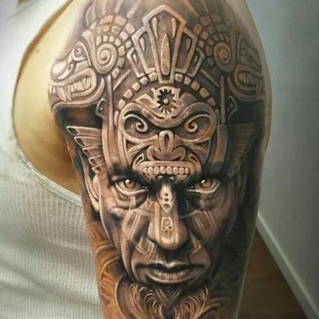 Мужское татуировки в стиле ацтеков на плече