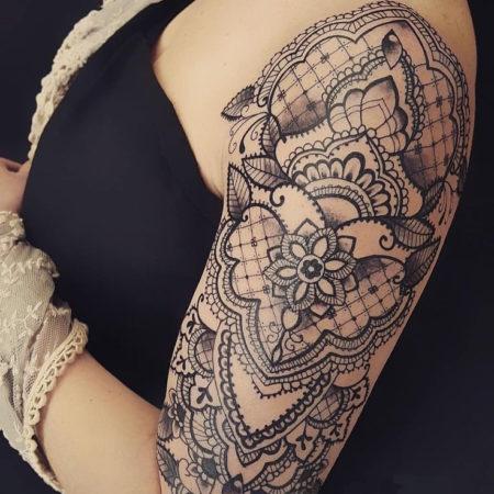 Женское татуировки в стиле барокко на плече