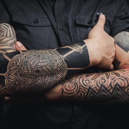 татуировки мужское в стиле блекворк на руках узоры