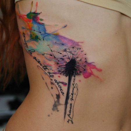 татуировки в стиле акварель женское на спине цветок и надписи