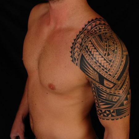 Мужское татуировки в полинезийском стиле на плече