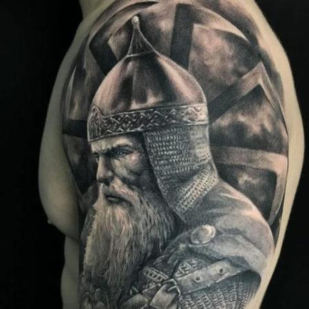 Мужское татуировки в славянском стиле на плече коловрат