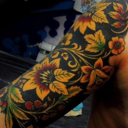 Мужское татуировки в стиле хохлома на плече