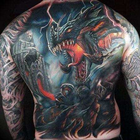 Мужское татуировки в стиле фентези дракон на спине