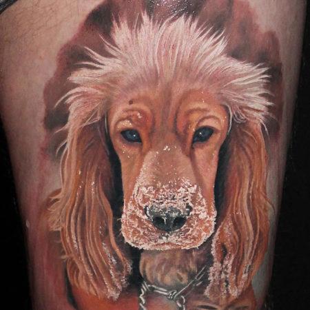 Мужское татуировки в стиле реализм собака на бедре