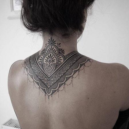 Женское татуировки в стиле орнамент на шее