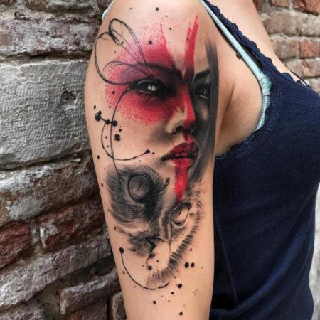 Женское татуировки в стиле треш полька на плече