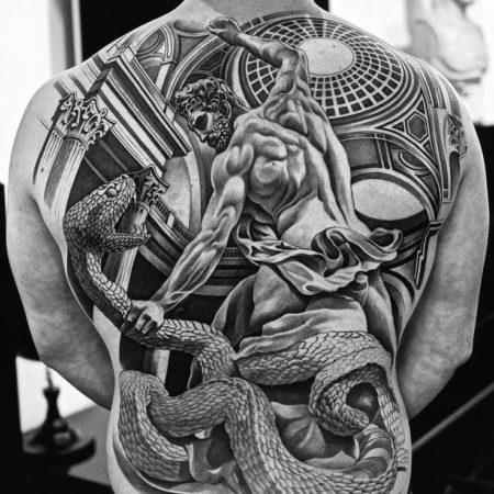 Мужское татуировки в стиле гравюра мифология геракл на спине