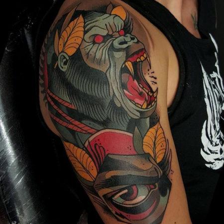 Мужское татуировки в стиле нео-традишнл на плече